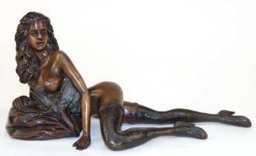 Bronze-Figur &quot;Liegender weiblicher Akt in erotischer Pose&quot;, unsigniert, z.T. braun patiniert, H. 13 cm, L. 27 cm