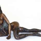 Bronze-Figur "Liegender weiblicher Akt in erotischer Pose", unsigniert, z.T. braun patiniert, H. 13 cm, L. 27 cm - photo 1