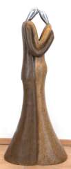 Skulptur &quot;Sich eng umschlingendes Liebespaar&quot;, Aluminium-Köpfe, Masse-Körper in Holzoptik zweifarbig gefaßt, 100x40x20 cm