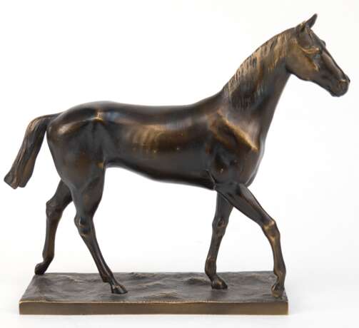 Figur "Stehendes Pferd", Metallguß bronziert, unter dem Sockel bez. "ges. gesch.", H. 21 cm - Foto 1