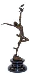 Bronze-Figur &quot;Tänzerin mit 3 Tauben&quot;, braun patiniert, Nachguß, bezeichnet &quot;Aldo Vitalen&quot;, Gießerplakette &quot;JB Deposee Paris&quot;, auf rundem schwarzem Steinsockel, Ges.-H. 32,5 cm