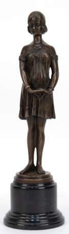 Bronze-Figur "Junge Frau"", Bronze, Nachguß, braun patiniert, bez. "D. H. Chiparus", auf schwarzem Marmorsockel, Ges.-H. 35 cm - photo 1