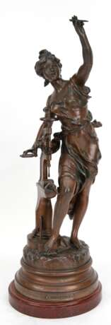 Frauen-Skulptur nach Charles Levy "Industrie", 1. Hälfte 20. Jh., Metallguss bronziert, bez. "Ch. Levy", auf Metallschild betitelt, auf rundem Sockel, Ges.-H. 66 cm - Foto 1