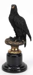 Bronze-Figur &quot;Adler&quot;, Nachguß, z.T. schwarz patiniert, bez. &quot;A. Thorburn&quot;, auf rundem, schwarzem Marmorsockel, Ges.-H. 31,5 cm