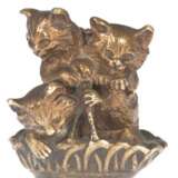 Figurengruppe "3 kleine Katzen im Körbchen", Bronze, 19. Jh., H. 5 cm - Foto 1