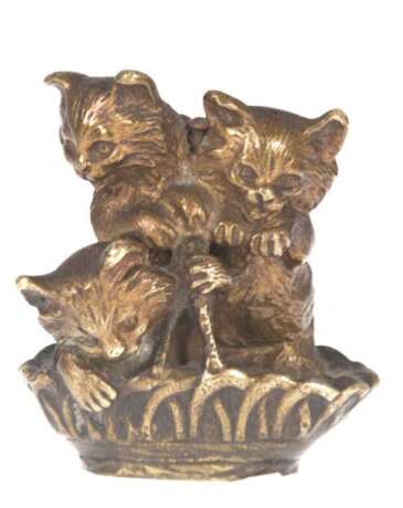 Figurengruppe "3 kleine Katzen im Körbchen", Bronze, 19. Jh., H. 5 cm - Foto 1