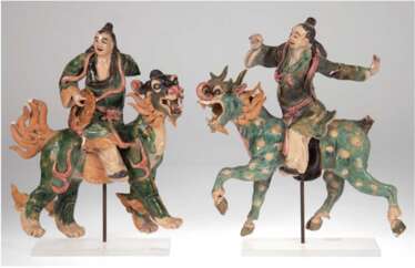 2 Drachenreiter, halbplastisch, China, 19. Jh., Keramik, polychrom glasiert, defekt, wohl Teile eines Reliefs, auf Acrylplatten montiert, H. 32 cm