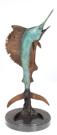 Bronze-Figur "Schwertfisch", signiert "Moore", braun/grün patiniert, auf runder Steinplinthe, Ges.-H. 39,5 cm - photo 1