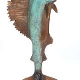 Bronze-Figur "Schwertfisch", signiert "Moore", braun/grün patiniert, auf runder Steinplinthe, Ges.-H. 39,5 cm - фото 1
