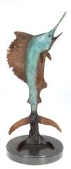 Bronze-Figur &quot;Schwertfisch&quot;, signiert &quot;Moore&quot;, braun/grün patiniert, auf runder Steinplinthe, Ges.-H. 39,5 cm