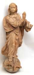 Figur &quot;Maria Immaculata auf Weltkugel mit Schlange&quot;, um 1750, Reste alter Fassung, vollplastisch geschnitzt, Schwundrisse, H. 92 cm