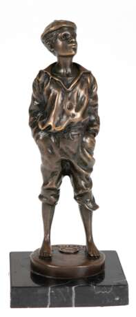 Figur "Stehender Knabe mit Baskenmütze", Bronze braun patiniert, bez. "V. Szczeblewsky", Gießermarke "J.B. Deposee Paris", Nachguß, H. 19 cm, auf marmoriertem Steinsockel (repariert), Ges.-… - фото 1