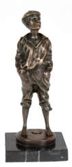 Figur &quot;Stehender Knabe mit Baskenmütze&quot;, Bronze braun patiniert, bez. &quot;V. Szczeblewsky&quot;, Gießermarke &quot;J.B. Deposee Paris&quot;, Nachguß, H. 19 cm, auf marmoriertem Steinsockel (repariert), Ges.-…