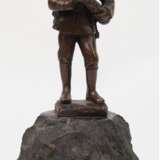 Bronzefigur "Soldat des 1. WK", braun patiniert, H. 11,3 cm, auf naturalistischem Steinsockel, Ges.-H. 18,5 cm - фото 1