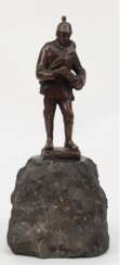 Bronzefigur &amp;quot;Soldat des 1. WK&amp;quot;, braun patiniert, H. 11,3 cm, auf naturalistischem Steinsockel, Ges.-H. 18,5 cm