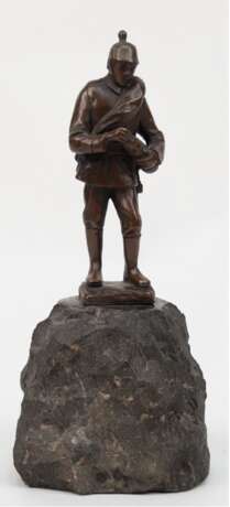 Bronzefigur "Soldat des 1. WK", braun patiniert, H. 11,3 cm, auf naturalistischem Steinsockel, Ges.-H. 18,5 cm - Foto 1