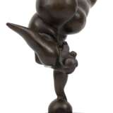 Bronze-Figur "Molliger weiblicher Akt auf einer Kugel balancierend", braun patiniert, bezeichnet "Milo", Gießerplakette "J.B. Deposee Paris", H. 25 cm, auf schwarzem … - фото 1