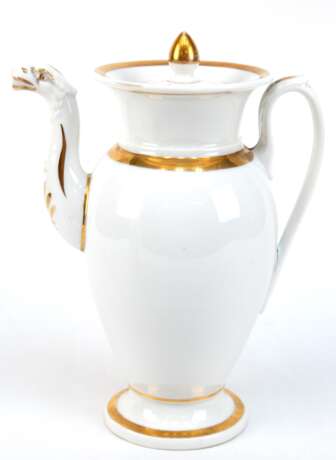 Biedermeier-Kaffeekanne mit Tierkopfausguß, weiß glasiert mit Golddekor, Riß im Stand, H. 25 cm - photo 1