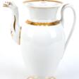 Biedermeier-Kaffeekanne mit Tierkopfausguß, weiß glasiert mit Golddekor, Riß im Stand, H. 25 cm - Marchandises aux enchères
