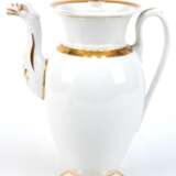 Biedermeier-Kaffeekanne mit Tierkopfausguß, weiß glasiert mit Golddekor, Riß im Stand, H. 25 cm - Foto 1