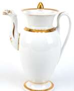 Übersicht. Biedermeier-Kaffeekanne mit Tierkopfausguß, weiß glasiert mit Golddekor, Riß im Stand, H. 25 cm