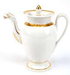 Biedermeier-Kaffeekanne mit Tierkopfausguß, weiß glasiert mit Golddekor, Stand mit kl. Brandriß, H. 18,5 cm