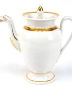 Übersicht. Biedermeier-Kaffeekanne mit Tierkopfausguß, weiß glasiert mit Golddekor, Stand mit kl. Brandriß, H. 18,5 cm
