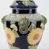 Jugendstil-Deckelvase, Keramik, polychromer Floraldekor auf blauem Grund, H. 42 cm - Foto 1