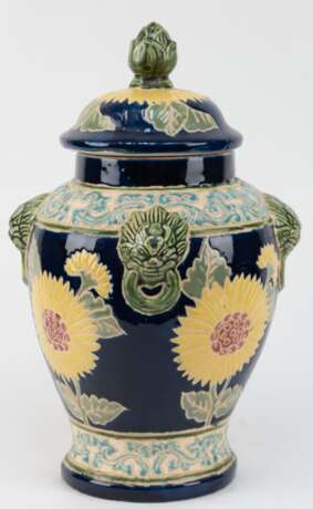 Jugendstil-Deckelvase, Keramik, polychromer Floraldekor auf blauem Grund, H. 42 cm - photo 1