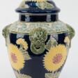 Jugendstil-Deckelvase, Keramik, polychromer Floraldekor auf blauem Grund, H. 42 cm - Auktionspreise