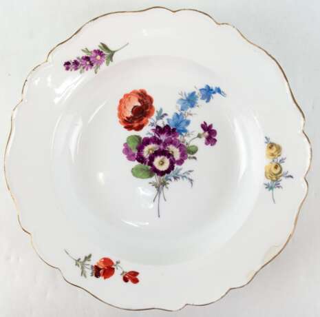 Meissen-Suppenteller, Marcolini (1774-1813), Bunte Blume 3 mit Goldrand (berieben), Rand restauriert, Stand min. best., Dm. 23 cm - photo 1