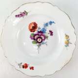 Meissen-Suppenteller, Marcolini (1774-1813), Bunte Blume 3 mit Goldrand (berieben), Rand restauriert, Stand min. best., Dm. 23 cm - photo 1