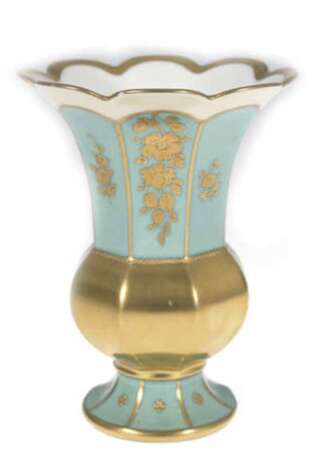 Vase, Hutschenreuther, Dresden 1914, grüner Fond, teilvergoldet, goldene Blumenbemalung, H. 15 cm - photo 1