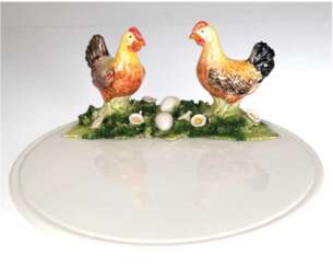 Platte mit 2 plastischen Hühnern auf Blumenwiese mit 2 im Gras liegenden Eiern, Keramik, polychrom bemalt, min. bestoßen, Dm. 36 cm, H. 16 cm
