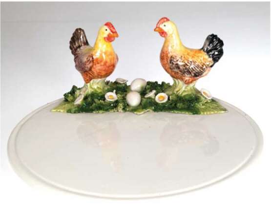 Platte mit 2 plastischen Hühnern auf Blumenwiese mit 2 im Gras liegenden Eiern, Keramik, polychrom bemalt, min. bestoßen, Dm. 36 cm, H. 16 cm - фото 1