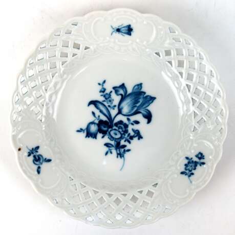 Meissen-Korbrandteller, Blaue Blume mit Insekt, Rand min. best., Dm. 15,5 cm - Foto 1