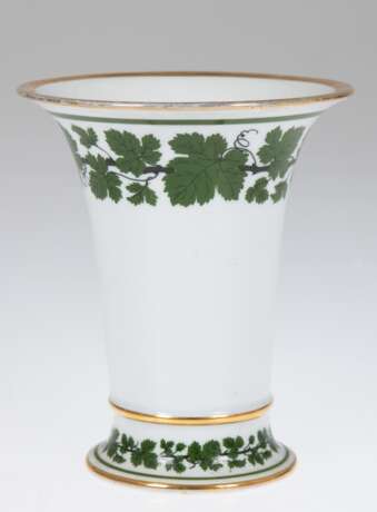 Meissen-Vase, 1924-1934, Weinlaub mit Goldrand, 1. Wahl, Gold etwas berieben, H. 16 cm - photo 1
