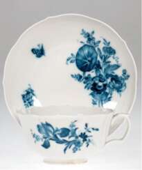 Meissen-Teetasse mit UT, Blaue Blume, Neuer Ausschnitt, Tasse mit 2 Schleifstrichen, Untertasse mit 3 Schleifstrichen