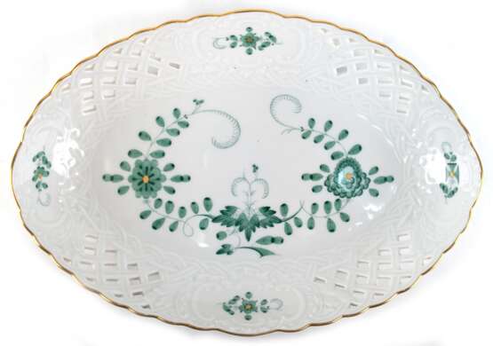 Meissen-Durchbruchschale, oval, Indisch Grün mit Goldpunkten und Goldrand, Schwertermarke mit 2 Schleifstrichen, L. 24,5 cm - photo 1