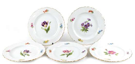 5 Meissen-Kuchenteller, 19. Jh., Bunte Blume 1 mit Goldrand, Biedermeier-Form mit Muschelrand, 2. Wahl, Dm. 19 cm - photo 1