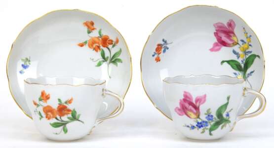 2 Meissen-Tassen mit UT, Bunte Blume 1 und Bunte Blume 2, mit Goldrand, 2 Schleifstriche - фото 1