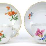 2 Meissen-Tassen mit UT, Bunte Blume 1 und Bunte Blume 2, mit Goldrand, 2 Schleifstriche - Foto 1