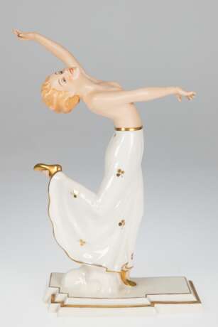 Art-Deco-Figur "Tänzerin", Royal Dux, Keramik, z.T. weiß glasiert mit Goldstaffage, polychrom bemalt, unter dem Stand min. best., H. 29,5 cm - фото 1