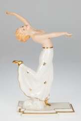 Art-Deco-Figur &quot;Tänzerin&quot;, Royal Dux, Keramik, z.T. weiß glasiert mit Goldstaffage, polychrom bemalt, unter dem Stand min. best., H. 29,5 cm