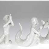 4 Porzellanfiguren, Rörstrand, weiß, dabei Nixe mit Seestern, Nixe auf Wellenkamm, Betende und Kniende mit Muschel, H. 12,5 bis 18 cm - photo 1