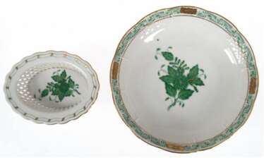 2 Teile Herend, Apponyi, grün, dabei ovales Schälchen mit durchbrochenem Korbrand, 3x10x7 cm und rundes Schälchen, H. 3 cm, Dm. 13,5 cm