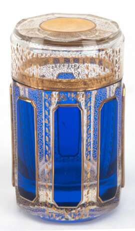 Deckeldose, Moser, Klebeetikett "FH Venezia BK", 1960er Jahre, Glas mit blau überfangenen Facetten und filigranem Golddekor, H. 11,5 cm - Foto 1