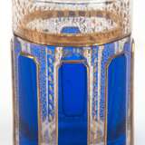 Deckeldose, Moser, Klebeetikett "FH Venezia BK", 1960er Jahre, Glas mit blau überfangenen Facetten und filigranem Golddekor, H. 11,5 cm - photo 1