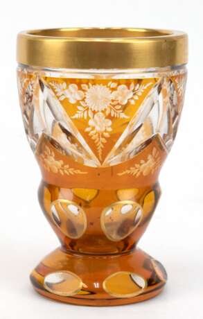 Pokalglas, gelber Überfang mit Floralschliff, breiter Goldrand, H. 13 cm - Foto 1