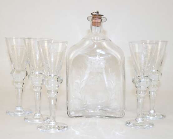 Karaffe mit 5 Gläsern, Schweden, Klarglas, mit bekröntem Monogramm "C IV", Karaffe mit ausgeschliffenem Abriß, H. 22 cm, Glas-H. 16,5 cm - Foto 1